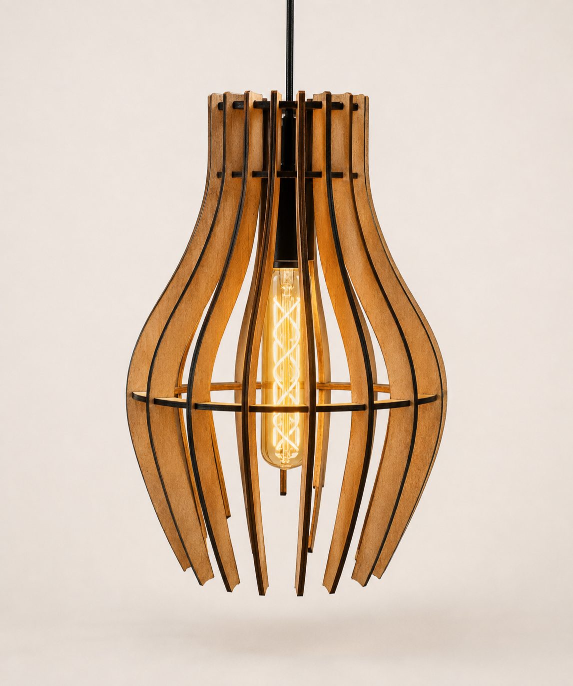 Lampada in legno realizzata e rifinita nel laboratorio