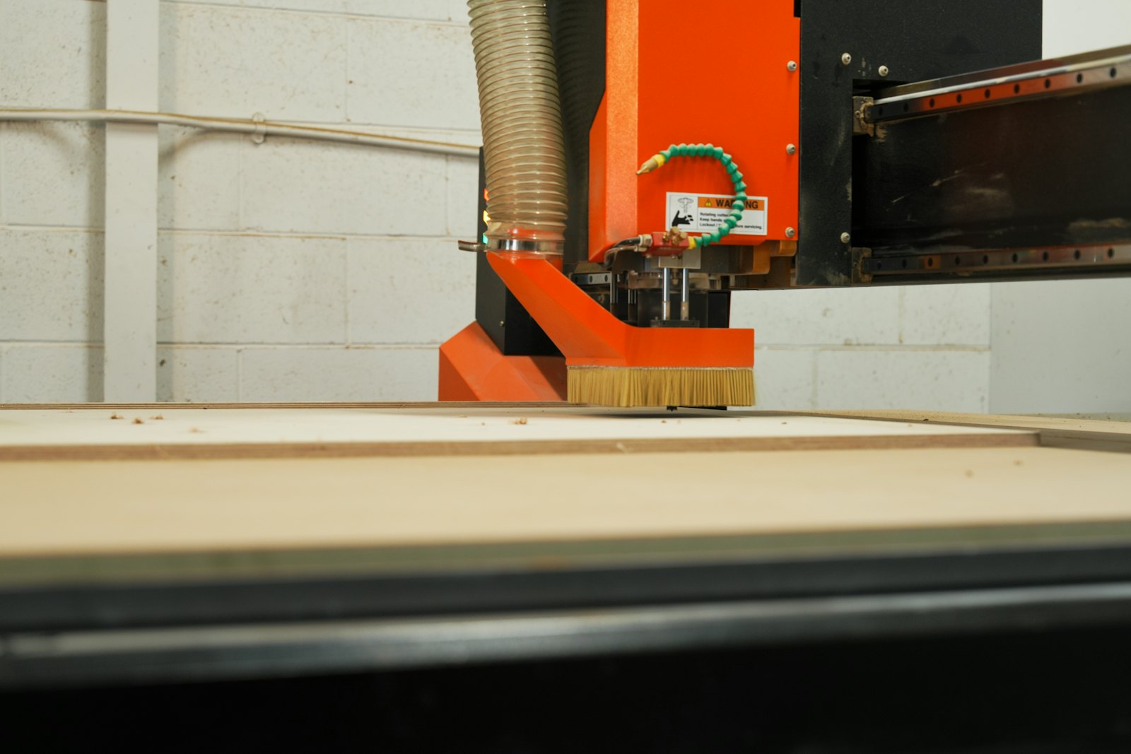 Macchina per taglio laser in lavorazione su pannello in legno