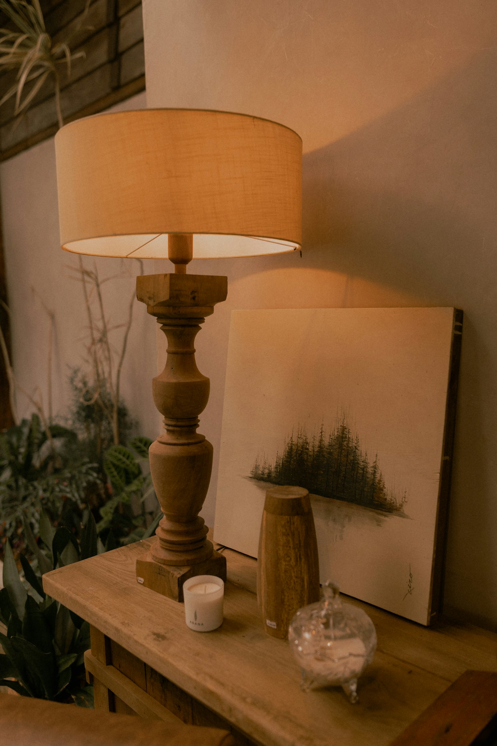 Lampada in legno realizzata a mano con taglio laser, in ambiente rustico