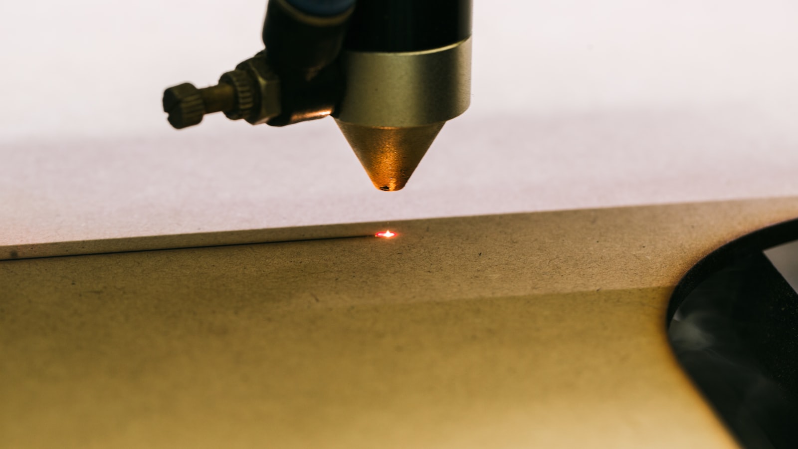 Macchina per taglio laser in lavorazione nel laboratorio