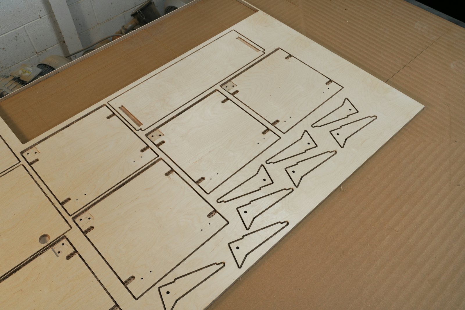 Pezzi in legno tagliati a laser appena realizzati nel laboratorio