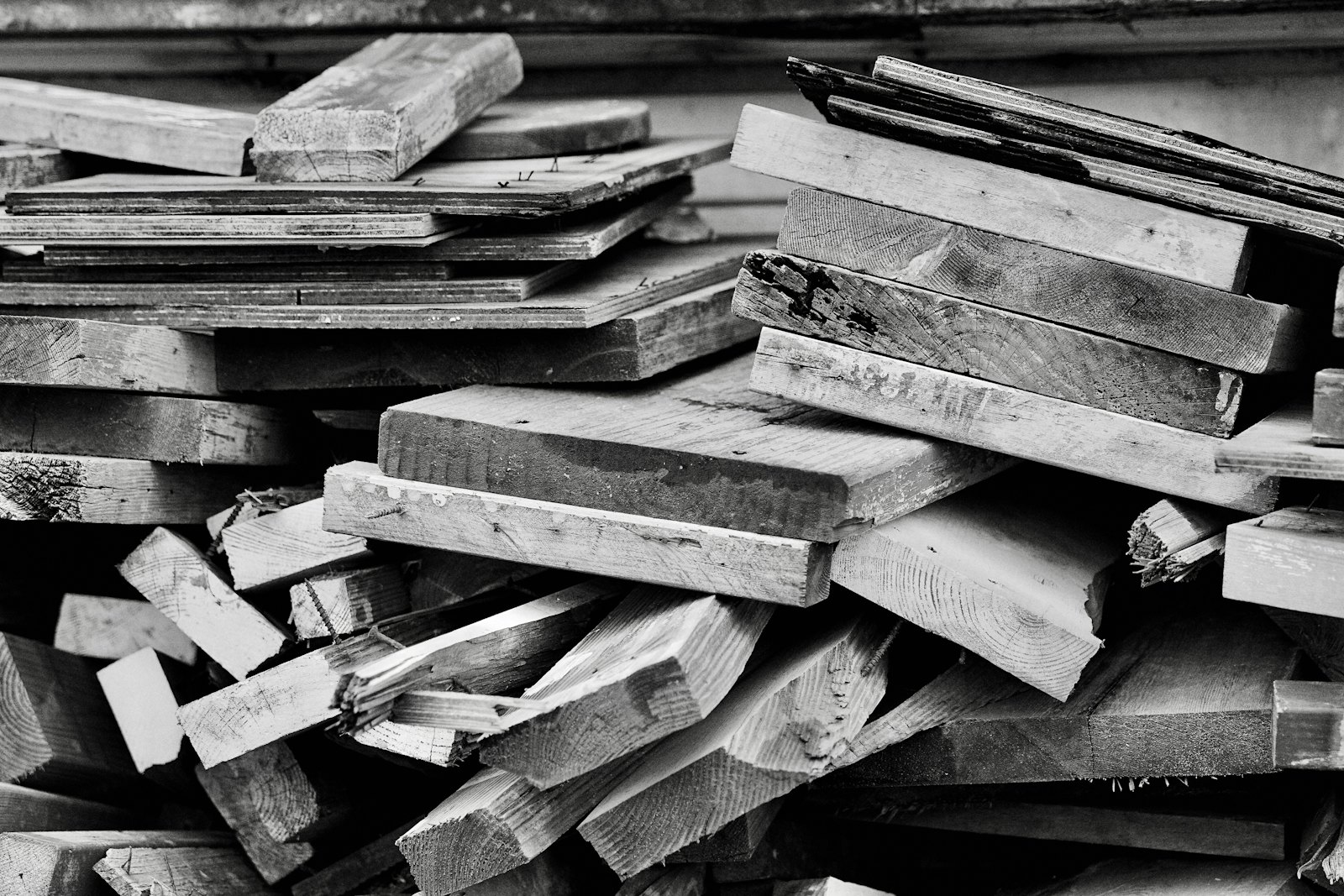 Assi di legno in attesa di essere lavorate