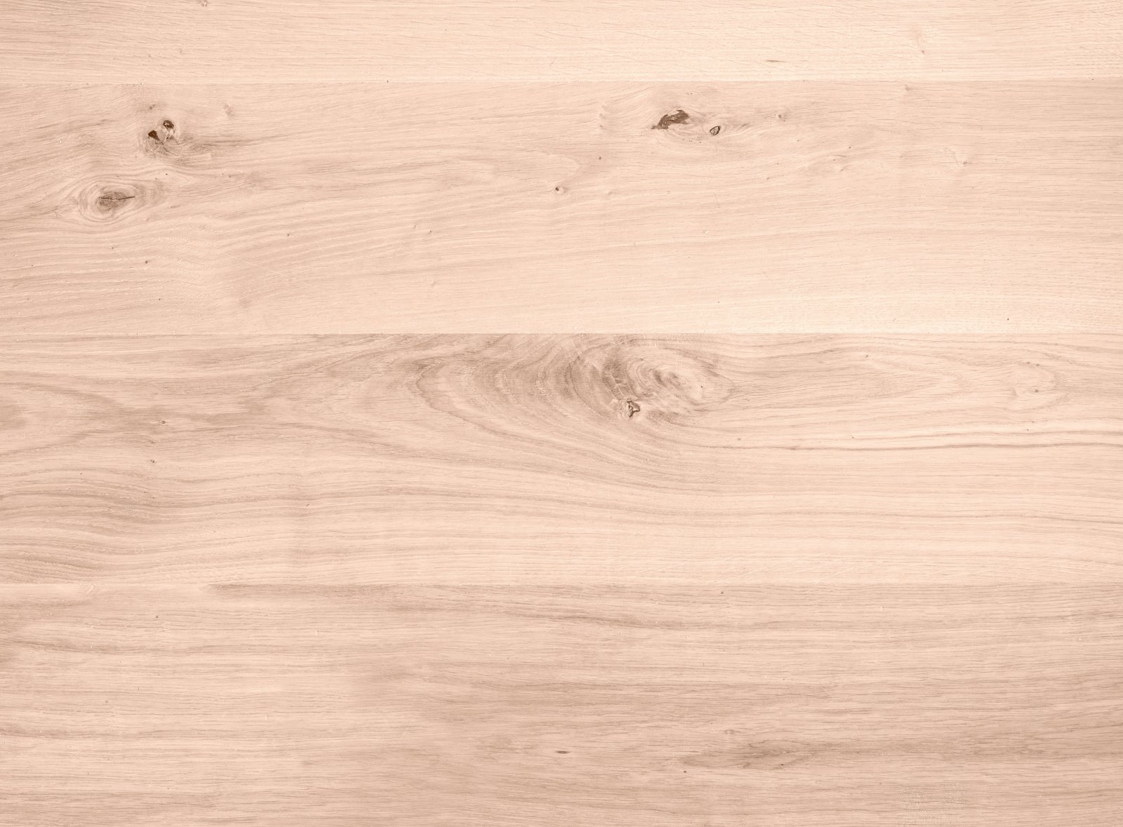 Tavole in legno chiaro pronte per la lavorazione laser